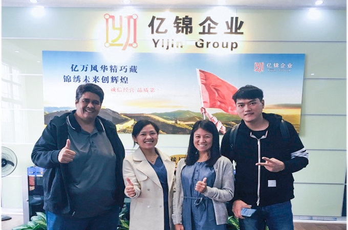 Photo de groupe avec le client – Projet d’abri de stationnement en structure tendue en membrane pour un centre commercial en Mongolie