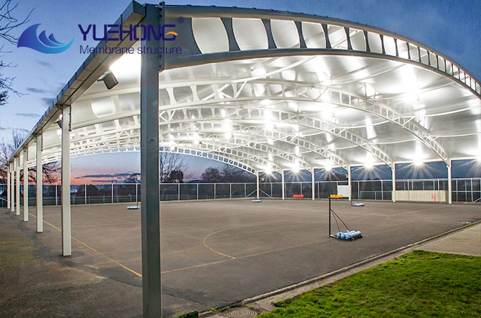 Cobertura em membrana estrutural para campo desportivo