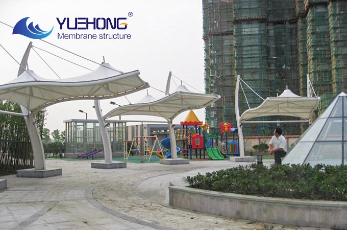 Pérgola tensionada em membrana para sombreamento